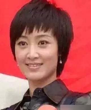 动漫剧情里番 在老旧VCD机闪烁的动漫蓝光里海报