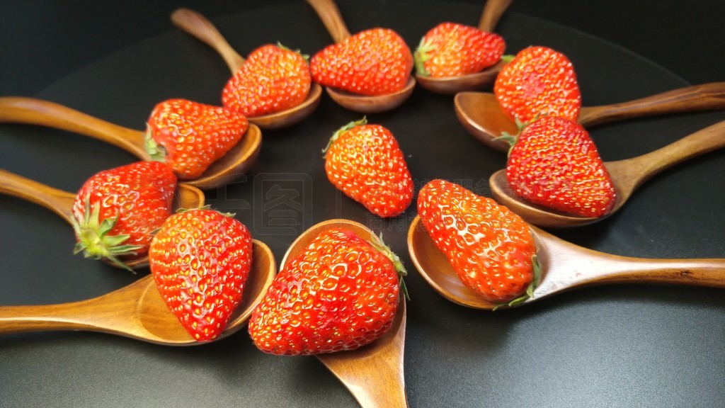 樱花漫画里番 ”这种割裂不是樱花虚伪海报